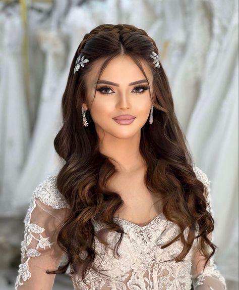 Hair Style On Saree, Formal Hairstyles For Long Hair, Engagement Hairstyles, Bridal Hairdo, Hairdo Wedding, Long Hair Wedding Styles, Front Hair Styles, Bridal Makeup Looks, Bride Makeup