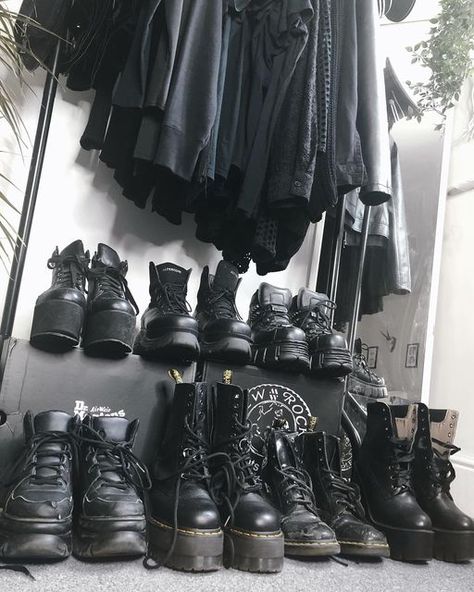 Emo Platform Shoes, Dr Martens Collection, Combat Boots Aesthetic Grunge, Newrocks Shoes Outfits, Goth Boots Aesthetic, Platform Boots Outfit Grunge, Goth Shoes Aesthetic, Platform Boots Outfit Aesthetic, Platform Shoes Outfit Aesthetic