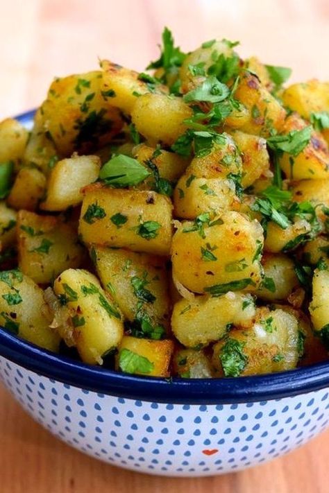 These French Sautéed Potatoes with Parsley, Shallots & Garlic make a delicious side dish for any kind of roast meats or steak! Sautéed Potatoes, Sauteed Potatoes, Parsley Potatoes, French Cooking, Potato Dishes, French Food, Yummy Sides, Healthy Salad Recipes, Shallots