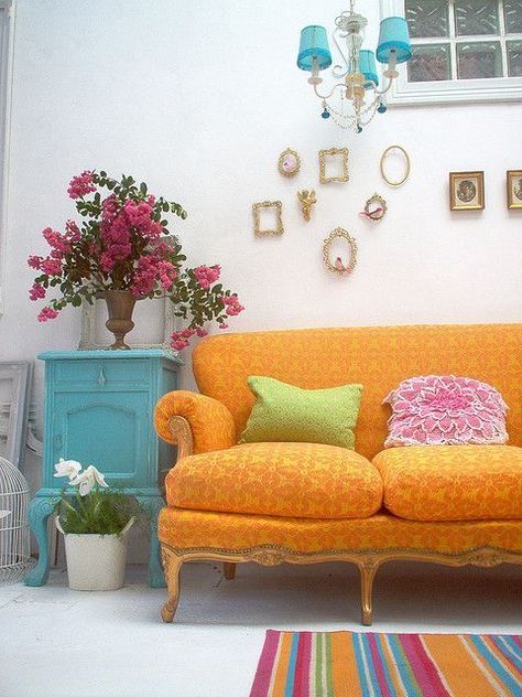 Orange sofa, aqua accents... Orange Couch, Boho Chic Living Room, Deco Boheme, Bohol, Chic Living Room, Chic Living, Boho Chic Decor, Boho Living, Industrial Chic