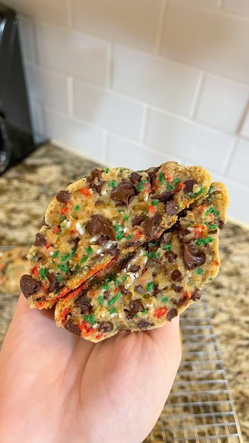 Ultimate Peanut Butter Cookies, Cookie Butter Cookies, Cookies To Make, Amazing Cookies, Gooey Cookies, Christmas Sprinkles, Cookie Butter, Butter Chocolate, Mini Chocolate Chips