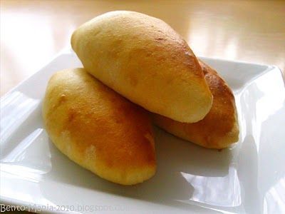 Rezept: Russische Piroschki (gefüllte Teigtaschen mit Fleisch- oder vegetarischer Weisskohlfüllung) Stuffed Dumplings, Pork Egg Rolls, Vegetarian Cabbage, Party Finger Foods, Savoury Baking, Bread Bun, Russian Recipes, Desert Recipes, Cooking Kitchen