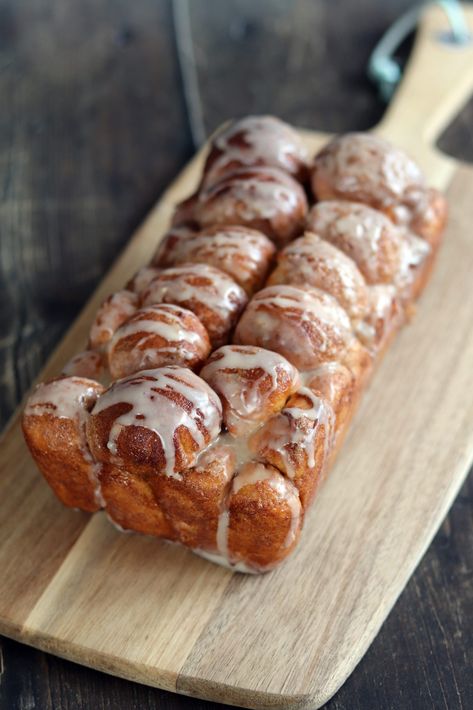 Banana Monkey Bread Recipe, Banana Monkey Bread, Monkey Bread Recipe Easy, Cinnamon Monkey Bread, Easy Monkey Bread, Monkey Bread Recipe, Best Blueberry Muffins, Sweet Dough, Pull Apart Bread