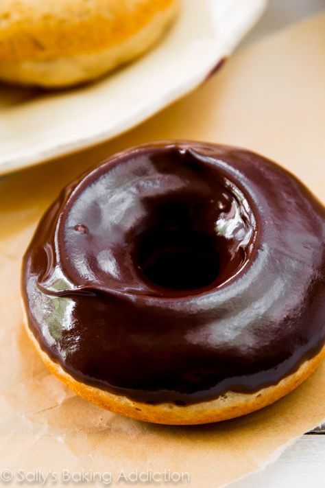 Homemade chocolate frosted donuts are baked, not fried, and topped with a thick chocolate glaze. These moist and buttery donuts will quickly become a favorite breakfast treat. Recipe on sallysbakingaddiction.com Pumpkin Cookies Healthy, Savory Pumpkin Recipes, Halloween Cookies Decorated, Curb Appetite, Halloween Sugar Cookies, Doughnut Recipe, Baked Donuts, Cookies Decorated, Cake Donuts