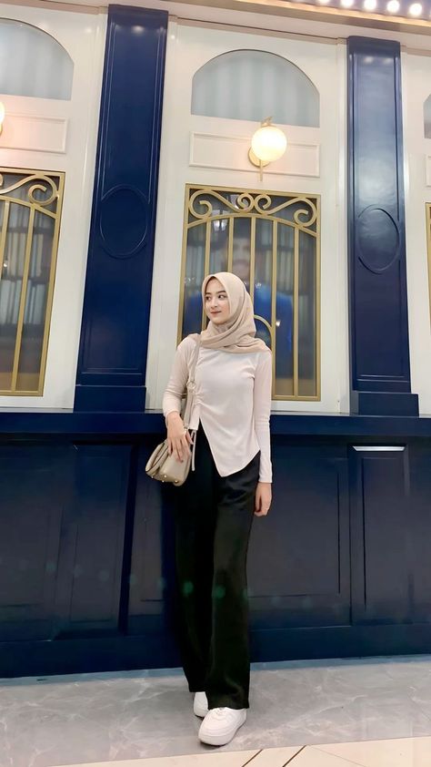 𝐅𝐎𝐋𝐋𝐎𝐖!! 𝐈𝐧𝐬𝐩𝐢𝐫𝐚𝐬𝐢 𝐏𝐚𝐝𝐮 - 𝐩𝐚𝐝𝐚𝐧 𝐎𝐎𝐓𝐃 𝐝𝐢 𝐒𝐢𝐧𝐢 !! #hijaboutfits #hijaboutfit #outfitinspiration #Terlaris #hijabchic #outfitstyle #hijabersindonesia #like #muslimahapparelthings #hijabista Style Hijab Simple, Outfit Ngampus, Ootd Korean Style, Outfit Hijab Casual, Ootd Poses, Outfit Korean Style, Color Combos Outfit, Blazer Casual, Outfit Korean