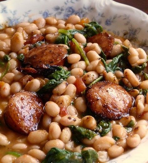 White Beans with Spinach & Sausage. This is such an easy recipe to put together. Spinach Sausage, Sausage Soup, Kielbasa, Think Food, Idee Pasto Sano, Spaghetti Squash, Sausage Recipes, Bean Recipes, White Beans