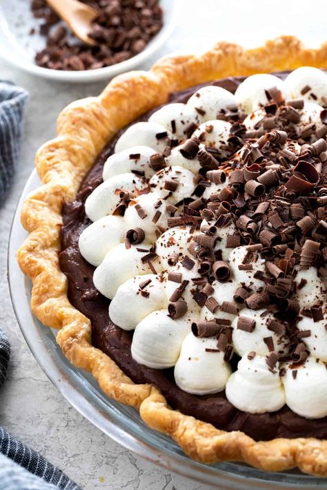 Chocolate cream pie recipe with a homemade buttery crust, luscious cocoa custard, topped with generous amounts of whipped cream. #chocolatecreampie #thanksgiving #pie #dessert Creamy Desert, Winter Pies, Pie With Whipped Cream, Chocolate Cream Pie Recipe, Baked Pie, Pie Chocolate, Thanksgiving Pie, Icebox Pie, Cream Pies