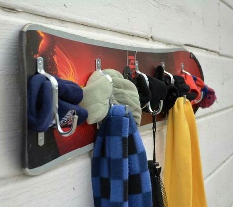 Snowboard Bedroom, Ski House Decor, Snowboard Racks, Diy Coat Rack, Ski Cabin, Ski Decor, Ski House, Boys Rooms, Ski Coat