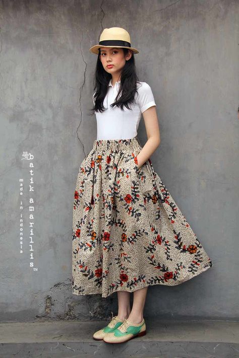 Gorgeous Batik Amarillis’s traveller skirt in hand drawn batik bledakan Madura - ONLY available at Batik Amarillis webstore www.batikamarillis-shop.com Model Rok, Batik Amarillis, Batik Skirt, Batik Clothing, Long Skirt Fashion, Woman Fashion, Skirt Outfits, Flare Skirt, Skirt Fashion