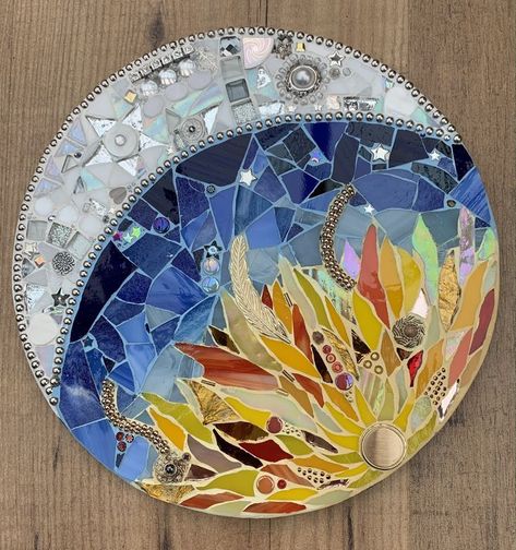 Circle Mosaic, Cd Mosaic, Mosaic Mandala, Sea Glass Artwork, Mosaic Tiles Crafts, Mosaic Art Diy, Mosaic Stepping Stones, Mosaic Garden Art, Mosaic Art Projects