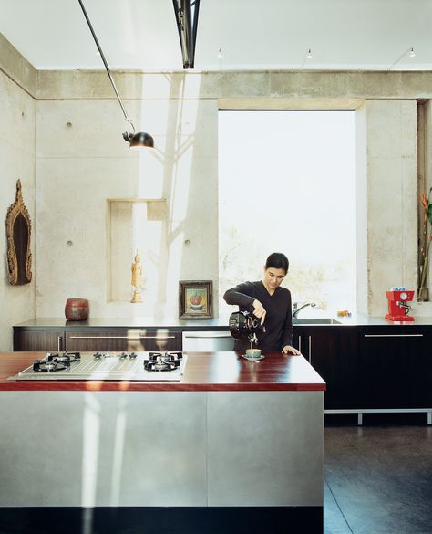 Lisa Sette and Peter Shikany’s House of Earth + Light in Phoenix includes an elegant palette of materials that defines the open kitchen. The rear counter is sanded stainless steel; the island counter is Purpleheart (an exotic hardwood) with a range by Dacor. Modern Kitchen Countertops, Modern Kitchen Counters, Industrial House, Steel Kitchen, Stainless Steel Kitchen, Küchen Design, Kitchen Countertops, Kitchen Inspirations, Kitchen Interior