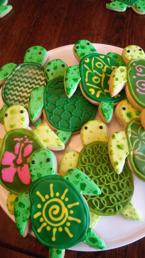 Sea Turtle Iced Sugar Cookies Turtle Cookies, Fest Temaer, Hawaiian Birthday, Iced Sugar Cookies, Turtle Birthday, Turtle Party, Moana Birthday, Summer Cookies, Beach Birthday