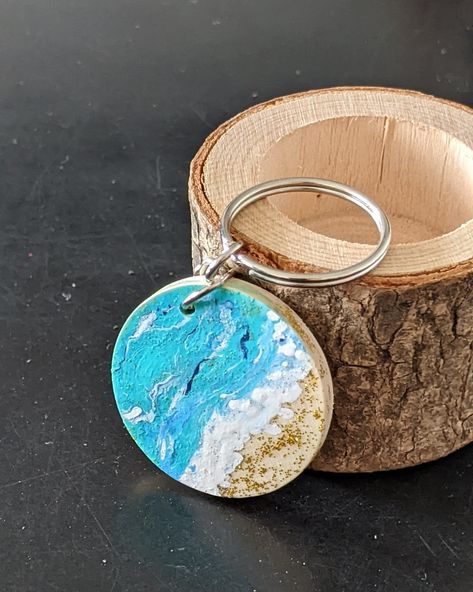 Beach Keychain, Diy Magnets, Clay Keychain, Acrylic Paint On Wood, Handmade Keychains, Wood Keychain, Wooden Keychain, Boutique Ideas, Mini Canvas Art