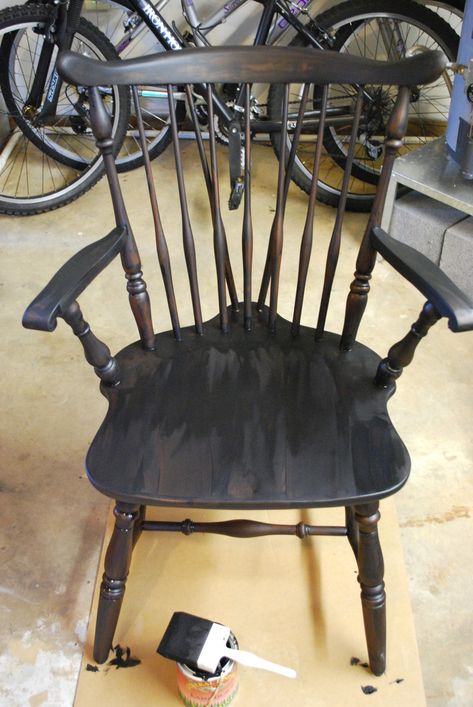 Painted Chairs Diy, Painting Kitchen Chairs, Painted Chairs Dining Room, Black Kitchen Chairs, Refinished Chairs, Painted Wooden Chairs, Painted Wood Chairs, Chalk Paint Chairs, Colonial Chair