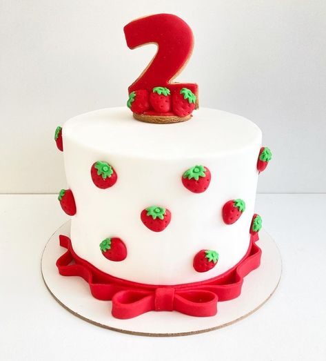 12th Birthday Cake, Strawberry Birthday Cake, Strawberry Shortcake Birthday, Strawberry Party, Mini Cakes Birthday, Smash Cake Photoshoot, Birthday Balloon Decorations, Baby Birthday Cakes, 1st Birthday Cake