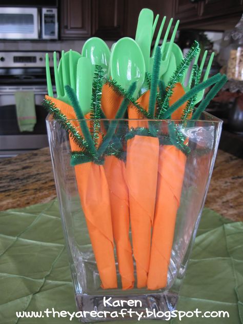 Carrot Napkins   A few years ago I saw these cute carrot napkins and we have been making them for our Easter dinner ever since. They are really easy... Easter Lunch, Farmhouse Easter, Easter Goodies, Easy Easter Crafts, Diy Ostern, Easter Dinner, Easter Time, Easter Brunch, Hoppy Easter