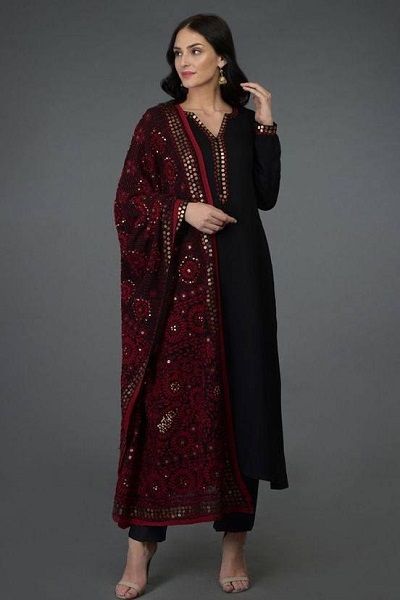 Latest 30 Plain Suit With Heavy Dupatta Set Designs (2021) Heavy Dupatta, Velvet Dress Designs, Casual Indian Fashion, Pakistani Dresses Casual, Pakistani Fashion Party Wear, Salwar Kamiz, Kurti Designs Party Wear, Kurta Designs Women, Simple Pakistani Dresses