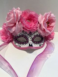 DIY filigree masquerade mask, and sticks on your face too! This ... Masquarade Mask, Pink Masquerade, Face Mask Costume, Masquerade Mask Diy, Day Of The Dead Mask, Costume Masquerade, Day Of The Dead Party, Pink Mask, Mask Costume