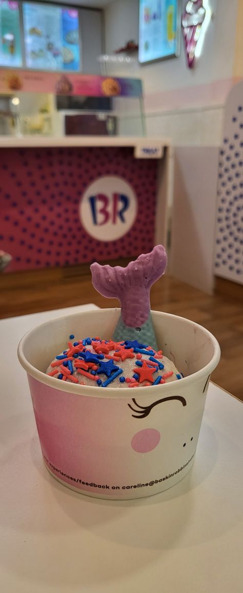 Ice cream asthetic ( Baskin Robin) Baskin Robins, Small Tub, Foodie Instagram, Ice Cream Photos, Baskin Robbins, Cream Aesthetic, Robins, Aesthetic Wallpapers, Theater