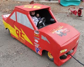 Cars Costume, Wagon Halloween Costumes, Mcqueen Costume, 2010 Halloween, Baby Halloween Costumes Newborn, Diy Haunted House Props, Stroller Wagon, Diy Halloween Games, Diy Halloween Projects