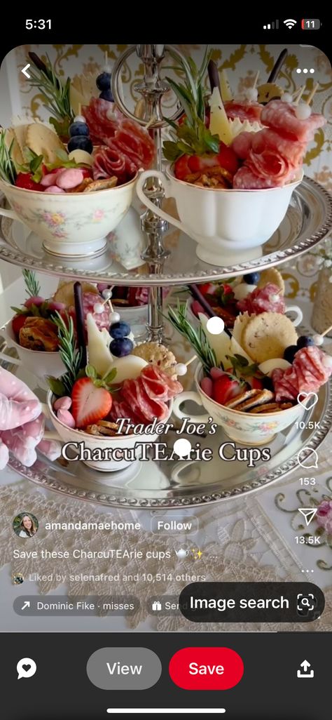 Cup Charcuterie, Brunch Mesa, Charcuterie Party, Tea Party Table, Charcuterie Inspiration, Tea Party Food, Party Food Platters, Charcuterie And Cheese Board, Charcuterie Recipes