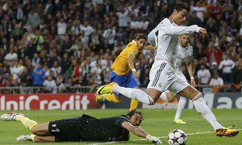 Cristiano Ronaldo skips around Gianluigi Buffon to open the scoring. Real Madrid Vs Juventus, Juventus Ronaldo, Real Madrid Cr7, Cristiano Ronaldo Goals, Ronaldo Goals, Juventus Stadium, Ronaldo Juventus, Cristiano Ronaldo Cr7, Zinedine Zidane