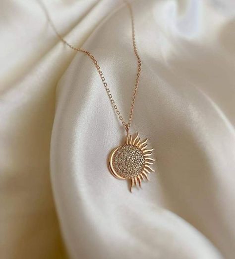 Gold Neck Chain, Trendy Silver Jewelry, Sky Jewelry, Gold Photography, Fondant Rose, Jewelry Product Shots, Locket Design, Diamond Fashion Jewelry, Fancy Jewelry Necklace