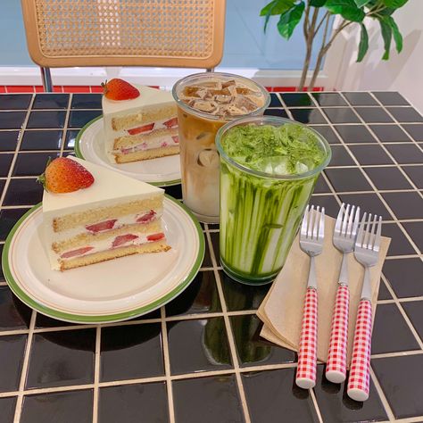 Cafe Date, Matcha Latte, Strawberry Shortcake, Matcha, Takeout Container, Cafe, Table Decorations, Drinks