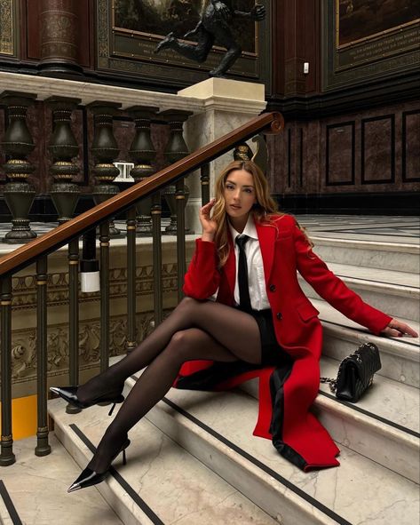 Vintage Red Blazer Outfit, Rocker Going Out Outfit, Red Blazer Styling, Classy Streetwear Women Winter, Sport Luxe Street Style, 1930s New York Fashion, Business Looks Women, London Street Style Women, Editorial Styling Fashion