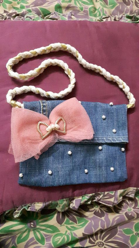 Denim sling bag diy Pencil Holders Diy Kids, Sling Bag Diy, Denim Sling Bag, Diy Pencil Holder, Pencil Holders, Bag Diy, Denim Diy, Diy Bag, Sling Bag