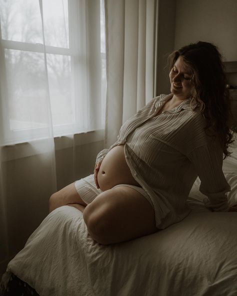 In the home stretch 🫶🏻🤍✨ Photos by @_wildflowercollective_ . These were taken when I was 26 weeks pregnant. I thought my belly had fully popped, and now at almost 37 weeks pregnant, I can say my belly looks completely different. Chubby Pregnant Women, Pregnant Belly Huge, 16 Weeks Pregnant Belly, Mom Inspo, Pregnant Photos, Pregnant Bellies, 26 Weeks Pregnant, Big Pregnant, 16 Weeks Pregnant