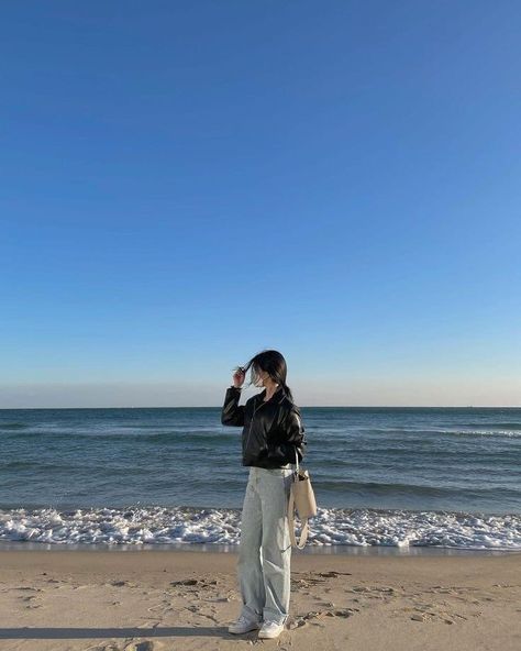 Kim Gahee, Beach Photo Inspiration, 사진 촬영 포즈, Beach Photography Poses, Friend Poses Photography, Winter Photo, Best Photo Poses, Photography Poses Women, Instagram Photo Inspiration