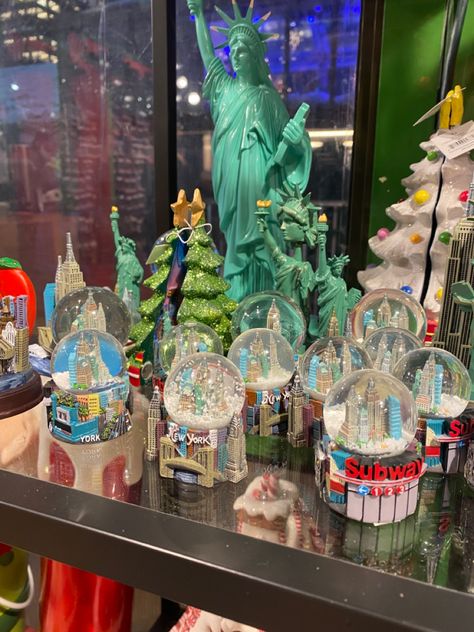 christmas in nyc/ snow globes/ #nyc #christmas #christmasdecor Snowglobe Aesthetic, Nyc Snow Globe, Nyc Snow, Christmas In Nyc, Nyc Christmas, Snow Globe, Snow Globes, My Pictures, Globe