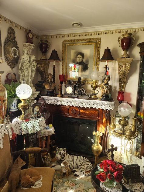 1970s Bedroom, Amazing Bedrooms, Victorian Bohemian Decor, Black Feature Wall, Tea Lounge, Victorian Interiors, Victorian Furniture, Glam Room, Maximalist Decor