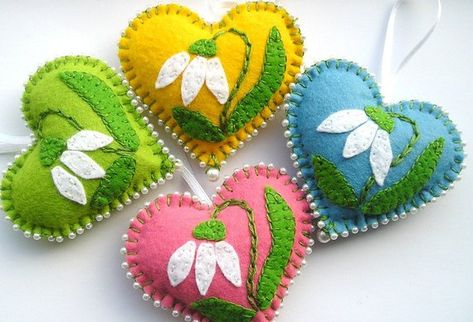 Felt Heart Ornaments, Felt Easter Crafts, Easter Felt, Felt Spring, Baby Mobil, Embroidery Hearts, Felt Embroidery, Felt Heart, Felt Patterns