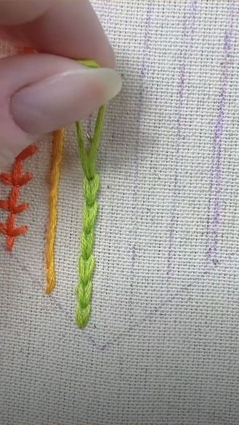 Embroidery Lines Tutorial, Chain Stitch How To, Embroidery Designs Stiches, All Stitch Embroidery Design, Name Embroidery Stitches, Embroidery Stitches Chain Stitch, Embroider Chain Stitch, Hand Embroidery Chain Stitch Designs, Embroidery Stitches Chain