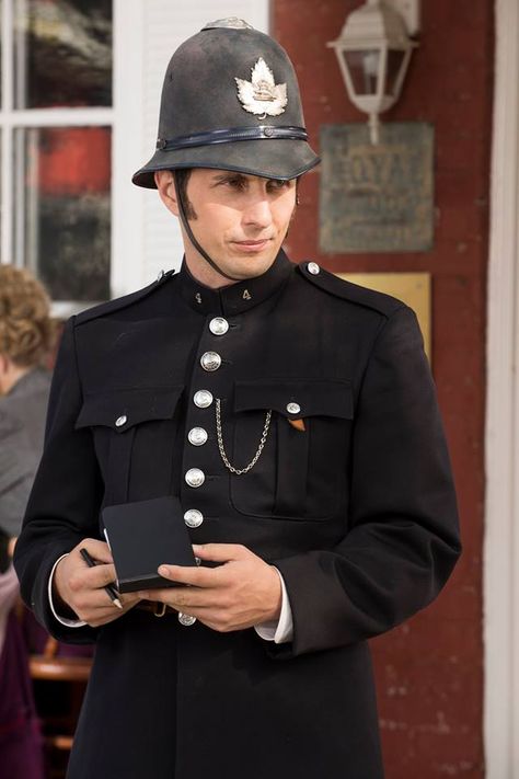 Constable Crabtree (Jonny Harris) investigates the case George Crabtree, Jonny Harris, Johnny Harris, Murdock Mysteries, Yannick Bisson, Detective Shows, Murdoch Mysteries, Famous Houses, Gerard Butler