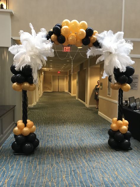 Mascarade Birthday Party Decorations, Mascarade Party Balloons, Prom Ballon Decor, Mascarade Homecoming Theme, Masquerade Party Decorations Prom, Classy Prom Decorations, Mascarade Party Ideas Decoration Masquerade Theme, Mascarade School Dance, Masquerade Ball Balloon Arch