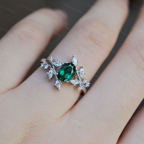 design wedding rings Don't miss out – Click to see what's new! 💞 Please Comment, Like, or Re-Pin for later 😍💞 Ring Designs Green Stone, Engagement Rings With Emeralds Side Stones, White Gold And Emerald Ring, Emerald Crystal Ring, Emerald Rings Unique, Emerald Rings Aesthetic, Emerald Engagement Ring With Silver Band, Silver Engagement Rings Emerald, Wedding Rings Green Emerald