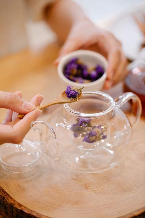 Glass teapot with infuser for loose tea. Sturdy material that is able to withstand instant temperature change from minus 30 ℃ to 150℃. To impress guests simply add water, sliced lemon, cinnamon sticks, and a coin of ginger. Make Your Own Tea Blends, Make Your Own Tea, Teapot With Infuser, Different Types Of Tea, Dried Fruit Snacks, Yellow Tea, Organic Herbal Tea, Lavender Tea, Glass Teapot