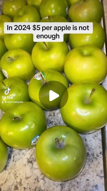 Myrtra hatten on Instagram: "I’m sorry but $5 per candy apple is not enough anymore I’n 2024 #fyp  #stl #stltreatmaker #candyapples #candyfruit #explore #explorepage" Thanksgiving Candy Apples, Sliced Candy Apples, Grinch Candy Apples, Candy Apples Ideas, Candied Apples Recipe, Cinnamon Candy Apple Recipe, Christmas Candy Apples, Candy Apple Slices, Candy Apples Diy