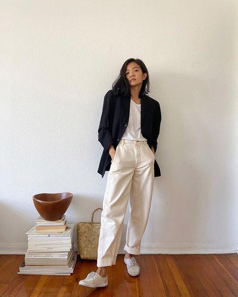 Everlane On You (@everlaneonyou) posted on Instagram: “One silhouette, three ways. @patricialagmay wears the Arc Pant and Arc Jean.” • Oct 1, 2020 at 4:09pm UTC Everlane Outfit, Minimalist Outfits, Relaxed Outfit, Minimal Outfit, Fall Clothes, Gen Z, Oct 1, Blogger Style, Style Crush