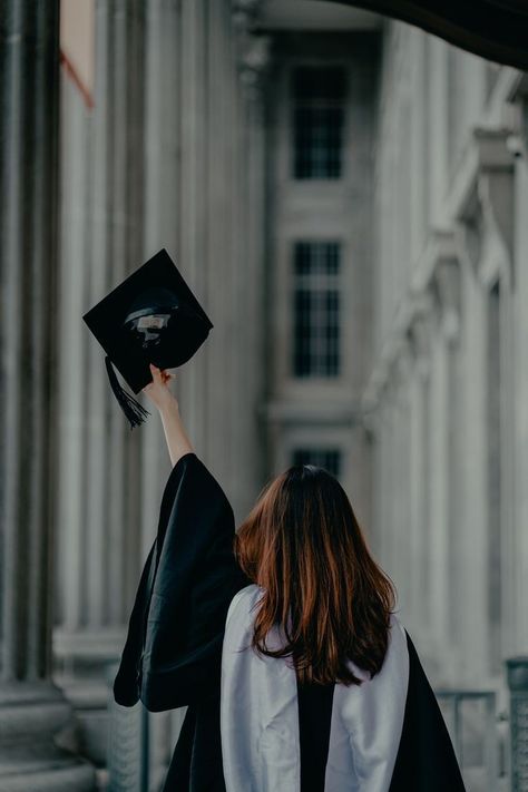 Convocation Poses Idea, Friends Graduation Photoshoot, Convocation Photo Ideas, Graduation College Photoshoot, Outdoor Graduation Pictures, Collage Graduation Pictures, Convocation Poses, Foto Wisuda Aesthetic, Phd Graduation Photos