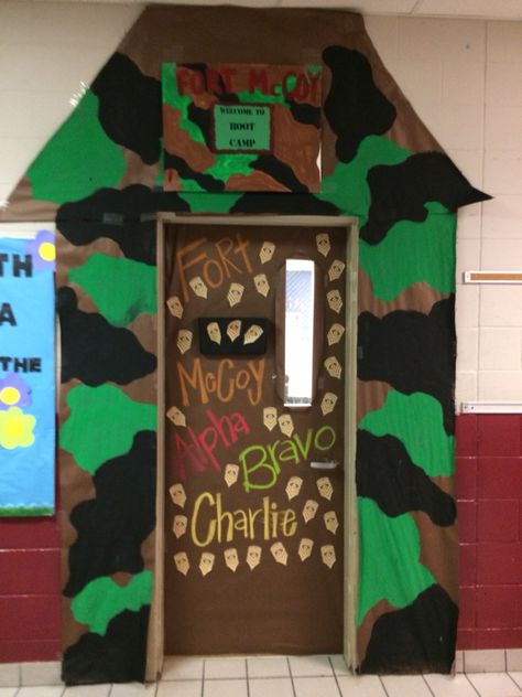 Army themed school door/wall decoration Camo Classroom Theme, Vbs Army Theme, Army Classroom Theme, Testing Themes, Cool Bulletin Boards, School Wide Themes, Camp Vbs, Army Theme, Army Crafts