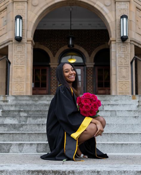 flowers ✔️ diploma ✔️ Graduate Portraits, Photos With Flowers, Towson University, College Graduate, Instagram Flowers, Grad Photos, Graduation Photos, Photography Senior Pictures, College Graduation