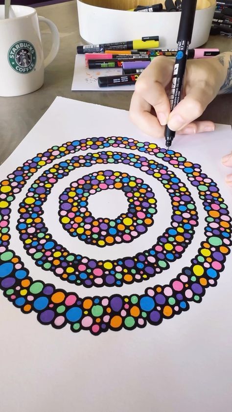 Instagram Acrylic Doodles, Colorful Zentangle, Pen Art Doodle, Zentangle Examples, Colored Pencil Artwork Ideas, Doodle Mandala, Markers Drawing Ideas, Colorful Bubbles, Zen Doodle Patterns