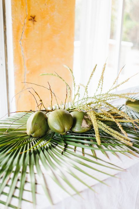 Banana Wedding Decor, Coconut Tablescape, Havana Nights Party, Tropical Centerpieces, Tropical Weddings, Tropical Theme Party, Hawaiian Party Decorations, Fiesta Tropical, Tropical Home Decor