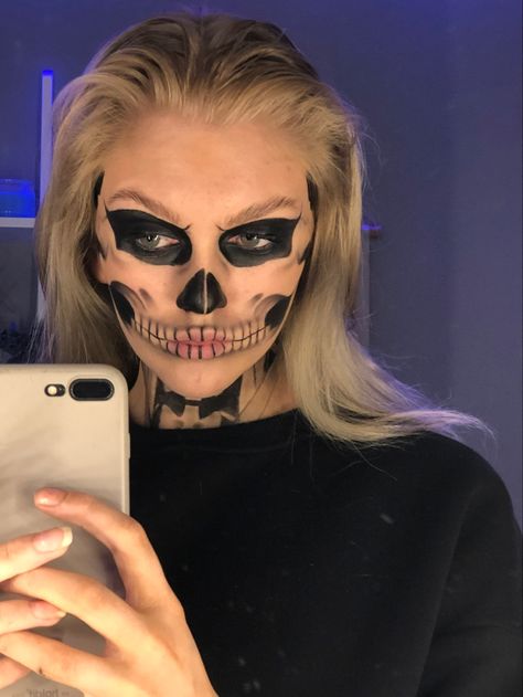 Pink And Black Skeleton Makeup, Skill Makeup Halloween, Halloween Makeup Colorful, Halloween Costumes Ideas For Blondes, Halloween Costumes With Face Paint, Tate Langdon Costume Girl, Skull Mouth Makeup, Rate Langdon, Tate Skull Makeup