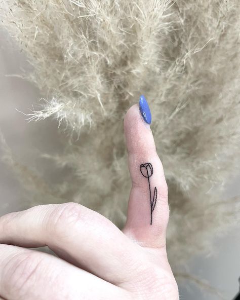 23 Small Tattoos for Women That Are Meaningful and Stylish - Pretty Sweet Art Flash Tattoo, Small Tattoos For Women, Tiny Tattoos For Women, Tulip Tattoo, Meaningful Symbols, Small Finger Tattoos, Art Flash, Line Art Minimalist, Small Tattoos With Meaning