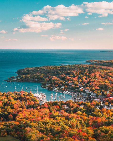 "Explore the World’s Most Amazing Travel Destinations" East Coast In The Fall, Camden Maine Aesthetic, Maine Fall Aesthetic, Maine In Fall, Maine Fall Foliage, Fall Foliage Photography, Fall In Maine, East Coast Fall, Maine Aesthetic